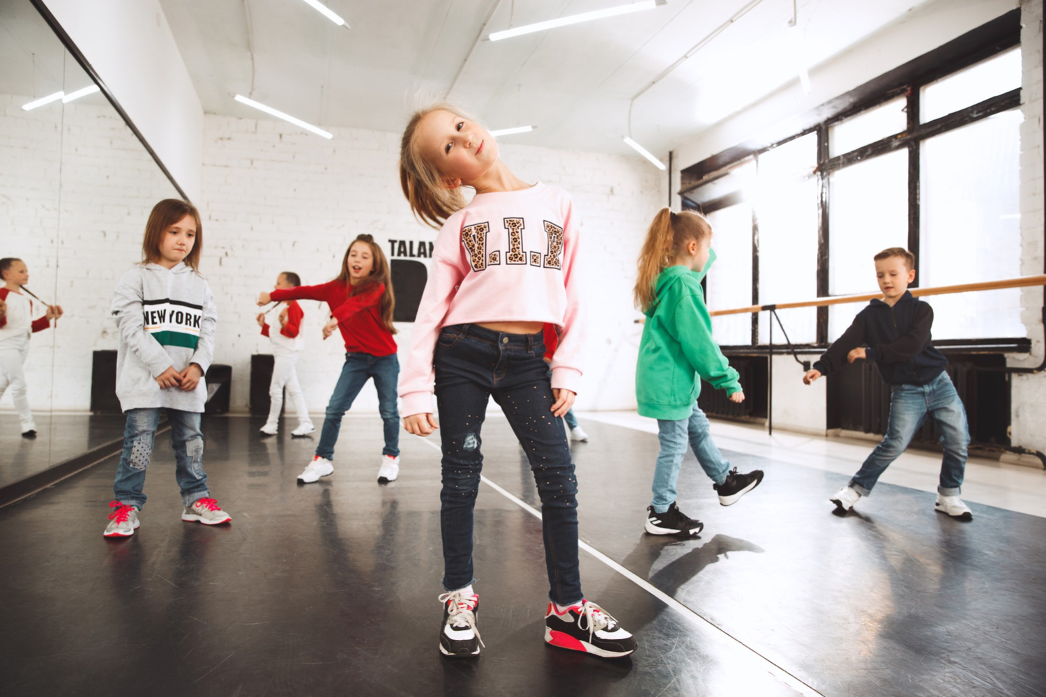 kids dance school hiphop street funky modern dancers studio
